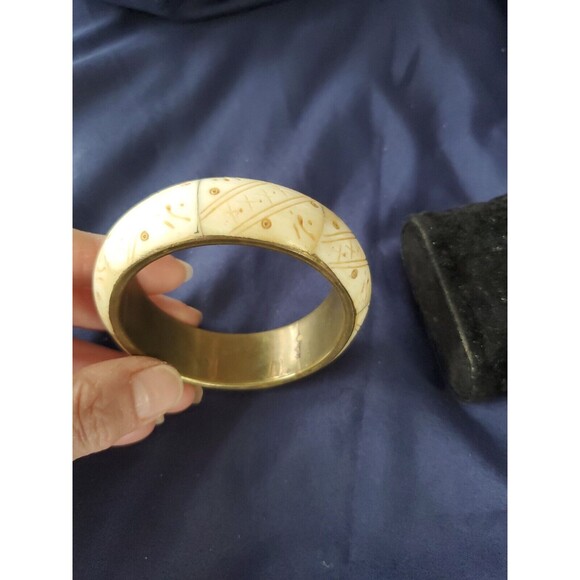 VTG Embossed Carved Design Women's Rare Unique Bangle Bracelet - Picture 5 of 5